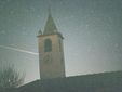 Stella cadente dietro al campanile di Saint-Berthélemy. E' una Leonide, non una Perseide. Foto di Guido Cossard