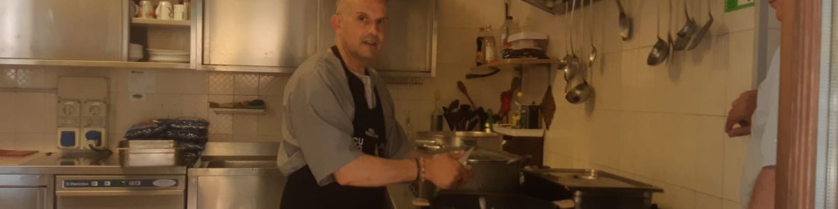 Fra Andrea Nico Grossi nella mensa Caritas di Corso Piemonte a Saluzzo