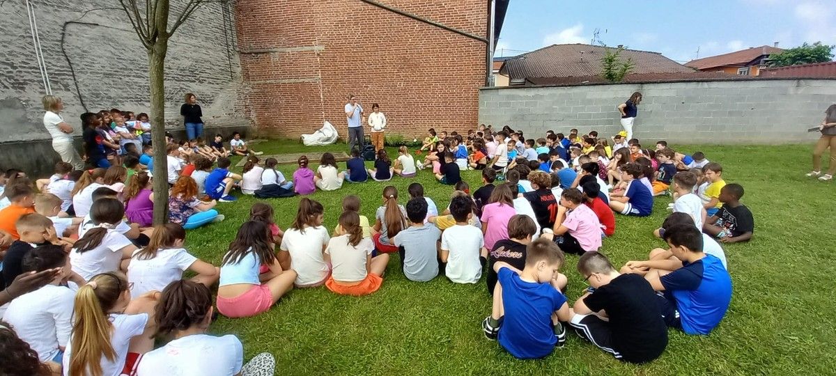 "Il chilometro fiorito": fioriscono le aiuole nei giardini scolastici di Moretta "Il chilometro fiorito": fioriscono le aiuole nei giardini scolastici di Moretta