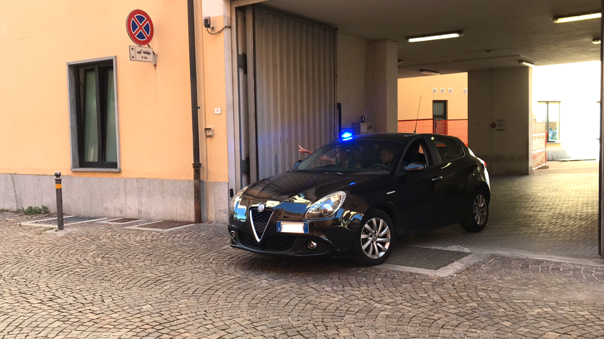 Auto della Squadra Mobile a sirene spiegate in Questura: fermato presunto stupratore del parco fluviale di Cuneo [VIDEO]
