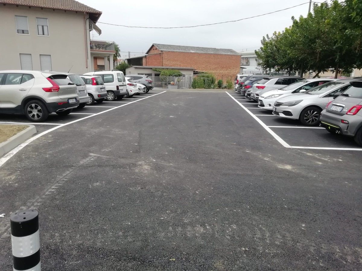 Il nuovo parcheggio ultimato nella piazza della stazione a Mussotto Il nuovo parcheggio ultimato nella piazza della stazione a Mussotto