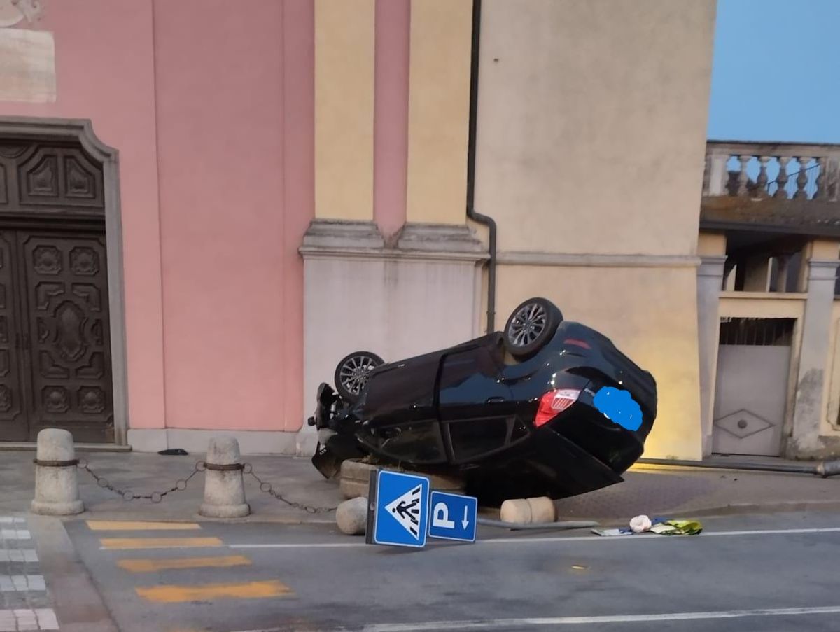 Auto si ribalta sul sagrato della chiesa parrocchiale di Cardè: non ci sono feriti gravi Auto si ribalta sul sagrato della chiesa parrocchiale di Cardè: non ci sono feriti gravi