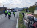 L'auto fuori strada sulla Statale 231