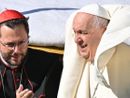 Il cardinale Giorgio Marengo con Bergoglio durante il viaggio del papa in Mongolia del settembre 2023 (foto Afp per Vatican News)