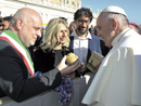 La consegna del Tartufo dell'Anno 2017 a Papa Francesco (foto Vatican News)
