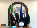 Il viceprefetto D'Angelo, a destra, riceve la cittadinanza onoraria di Roburent dal sindaco Negro Il viceprefetto D'Angelo, a destra, riceve la cittadinanza onoraria di Roburent dal sindaco Negro