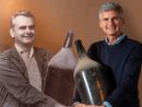 Pietro Ratti, oggi titolare della cantina di La Morra, posa al fianco dell'immagine del padre Pietro Ratti, oggi titolare della cantina di La Morra, posa al fianco dell'immagine del padre