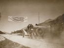 Un’auto che prese parte all’edizione del 1925 della Cuneo-Colle della Maddalena mentre sfreccia sul traguardo