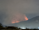 Una foto scattata alle 3.30 di stanotte sulla situazione dell'incendio boschivo (Foto: Cristiano Artusio, Irene Valt Rubiolo) Una foto scattata alle 3.30 di stanotte sulla situazione dell'incendio boschivo (Foto: Cristiano Artusio, Irene Valt Rubiolo)