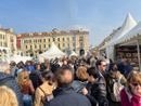 La grande folla in piazza Galimberti per la Fiera del Marrone