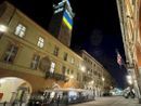 La torre civica di Cuneo illuminata con i colori della bandiera Ucraina