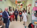 Una delle tante iniziative nel reparto di Pediatria dell'ospedale di Cuneo. In foto il direttore generale Tranchida e la primaria dottoressa Tappi Una delle tante iniziative nel reparto di Pediatria dell'ospedale di Cuneo. In foto il direttore generale Tranchida e la primaria dottoressa Tappi