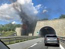 Un mezzo pesante in fiamme all’interno di una galleria dell’autostrada Torino-Savona [FOTO]