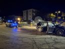 Incidente nella notte a Cuneo: auto si schianta contro la rotonda di corso De Gasperi