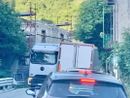 L'incrocio tra due camion blocca il traffico sulla SS 28 a Pornassio