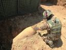 Un operatore effettua riconoscimento dell’ordigno