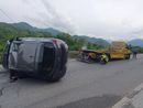 Auto si ribalta sulla provinciale tra Villanova e Roccaforte Mondovì e colpisce colonnina del gas