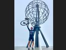 Gualtiero Capellino in arrivo con la sua bicicletta a Capo Nord dopo aver percorso 4000 chilometri in 16 giorni e 17 ore.