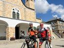 Beppe Costamagna con il figlio Silvio davanti al Santuario di Sant'Anna di Vinadio Beppe Costamagna con il figlio Silvio davanti al Santuario di Sant'Anna di Vinadio