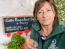 Gabriella Vaschetti del Cras di Racconigi con in mano un esemplare di piccolo cardellino Gabriella Vaschetti del Cras di Racconigi con in mano un esemplare di piccolo cardellino