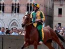 Mattia Chiavassa a Siena con i colori della contrada del Bruco Mattia Chiavassa a Siena con i colori della contrada del Bruco