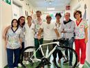 Marco Galliano, medici, operatori della Pediatria oncologica di Savigliano, Romina Panero e Stefano Quaglia de Il Fiore della vita Odv, Marco Galliano al centro Marco Galliano, medici, operatori della Pediatria oncologica di Savigliano, Romina Panero e Stefano Quaglia de Il Fiore della vita Odv, Marco Galliano al centro