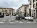 La zona di piazza Galimberti con le auto parcheggiate in zona vietata La zona di piazza Galimberti con le auto parcheggiate in zona vietata
