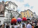 Uno spettacolo delle edizioni passate di Mirabilia nel Centro storico di Cuneo