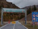 Sbarre giù alla "vecchia dogana" con i  cartelli stradali che annunciano la chiusura definitiva della strada del Colle dell'Agnello fino alla primavera del 2026