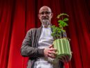 Enrico Crippa, chef di Piazza Duomo, con il Premio "Dawn to Earth" 2025: una pianta di rovere tartufigena