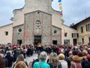 Un'ondata di affetto per l'ultimo saluto a Enzo della Posillipo. Folla commossa ai funerali e lui offre il caffè Un'ondata di affetto per l'ultimo saluto a Enzo della Posillipo. Folla commossa ai funerali e lui offre il caffè