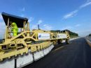 Nel dettaglio, grazie all’utilizzo del “Barrier Systems”, la concessionaria garantirà nel tratto in questione sulla carreggiata sud due corsie di marcia in direzione Torino, dalle 12 della domenica alle 14 di lunedì, e altrettante corsie in direzione Savona, dalle 14 di lunedì alle 12 di domenica