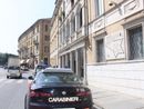 Calci e pugni al padrone di casa che lo ammoniva perché lo aveva sorpreso a orinare accanto al suo portone
