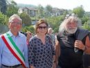 Il sindaco di Bosia Ettore Secco, nella foto con la giornalista televisiva Bianca Berlinguer e l'opinionista Mauro Corona, si presenta per il terzo mandato