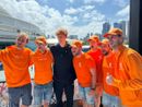 I Carota Boys col campione Jannik Sinner, primo italiano a guadagnare il primo posto nella classifica Atp