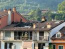 Ceva, vasto incendio a un tetto con pannelli fotovoltaici: evacuate le case adiacenti [VIDEO]