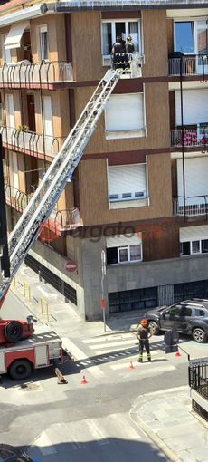 Cuneo, cedimento dell'intonaco da una palazzina all'angolo tra le vie Schiapparelli e Sella: nessun ferito