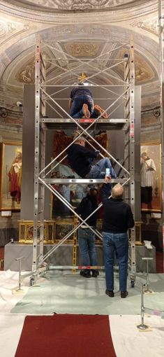Saluzzo, Plazzo dei vescovi, allestimento in corso della mostra al restauro del Polittico di Oddone Pascale