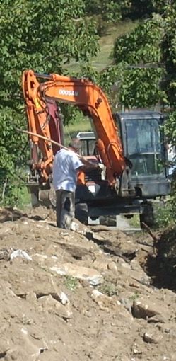 Partiti i lavori per la fognatura ed il metano in via Parrocchia a Rifreddo