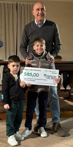 Bambini dell'asilo San Giuseppe, con l'organizzatore Damilano ritirano il contributo del Fitwalking del cuore