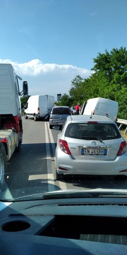 Incidente a Savigliano: due furgoni coinvolti e lunghe code