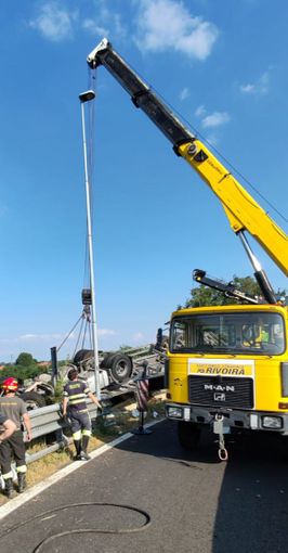 Tangenziale di Fossano chiusa in entrambi i sensi di marcia per la rimozione del camion ribaltato Tangenziale di Fossano chiusa in entrambi i sensi di marcia per la rimozione del camion ribaltato