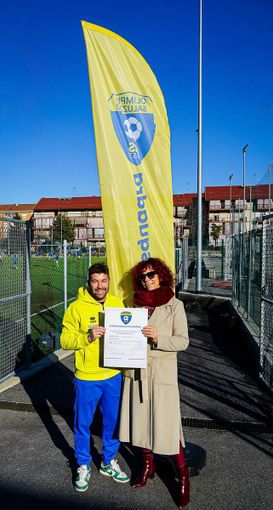 La consegna dell'assegno a Cristian Casalloni da prte di Paola Rvazzi autrice del calendario 2026