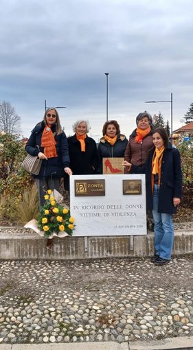 Cuneo, rose giale di Zonta Cuneo, davanti alla lapide dedicata alle donne vittime di violenza alla rotonda di corso Francia Cuneo, rose giale di Zonta Cuneo, davanti alla lapide dedicata alle donne vittime di violenza alla rotonda di corso Francia