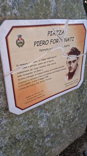 La lapide che ricorda Piero Fortunati. L'Anpi chiede che venga "risistemata in modo rapido, perché tutti i ragazzi capiscano il valore della democrazia e della libertà"