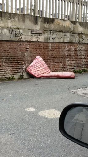 Per le vie di Savigliano rifiuti di ogni genere?