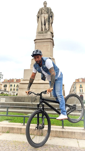 Vittorio Brumotti in piazza Galimberti a Cuneo.