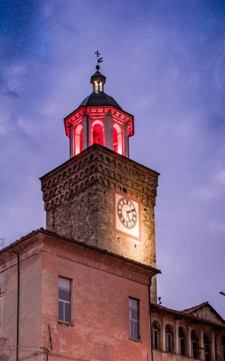 Il campanile di Busca illuminato in rosa per la prevenzione dei tumori femminili