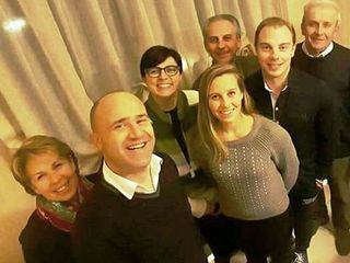 Gli attuali componenti della Filodrammatica Buschese “Ël Ciochè”: da sinistra Claudia Abbà, Denny Bertaina, Simona Degiovanni, Elisa Paoletti, Gianni Paoletti, Luca Paoletti, Giangi Giordano