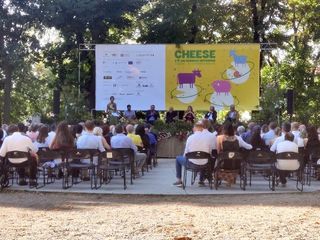 Alcuni momenti della presentazione tenuta ieri sera ai Giardini della Rocca Alcuni momenti della presentazione tenuta ieri sera ai Giardini della Rocca